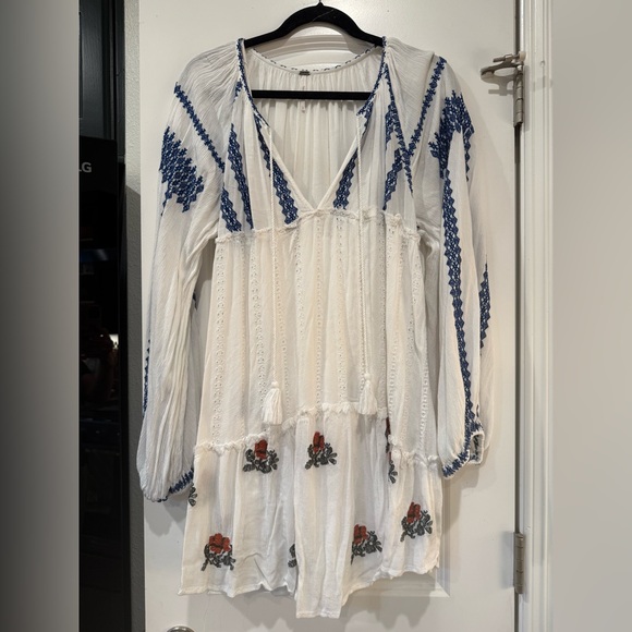 Free People Tops - Free People Boho Embroidered V-Neck Peasant Top - White with Blue & Red Floral